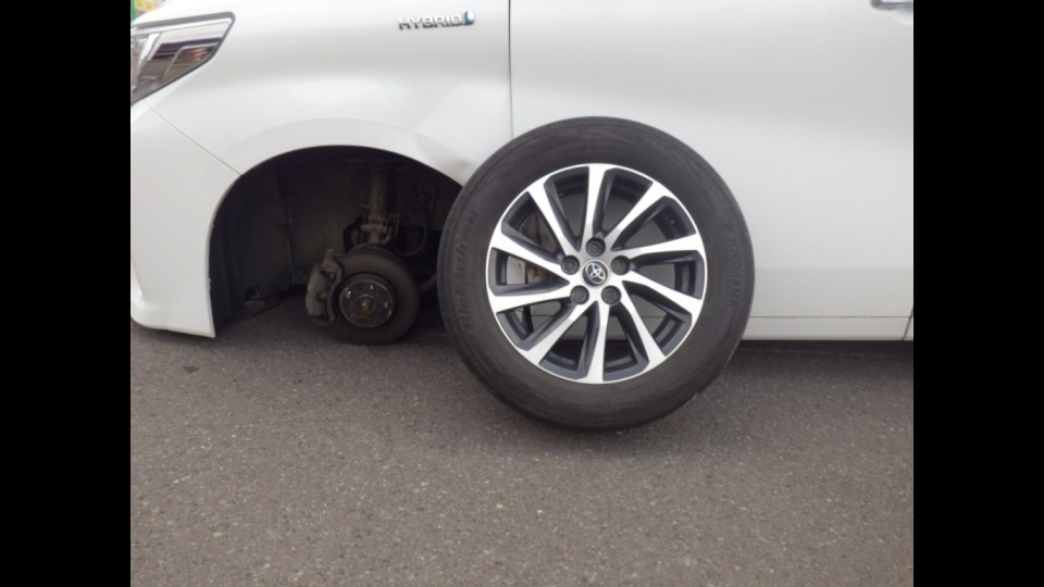 【北海道】スーパーの駐車場でワンボックスカーからタイヤ脱落　タイヤはその後、車3台に衝突…運転の60代男性が2か月前に自分で交換作業